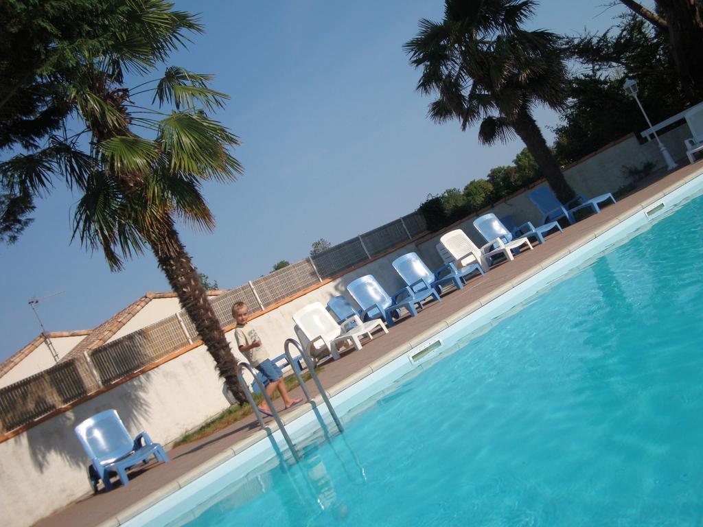Le Clos Fleuri Hotel Médis Exterior foto